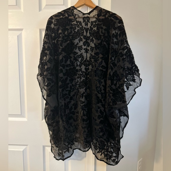 Black lace pancho, one size - Picture 3 of 4